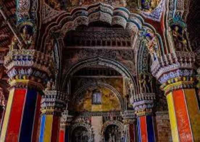भारतीय संस्कृति में विभिन्न दरबारी और राजमहलों के बारे में बताएं।