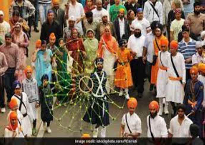 How do Punjabis celebrate the festival of Vaisakhi?