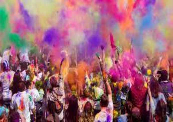 How do Punjabis celebrate the festival of Holi with cultural customs