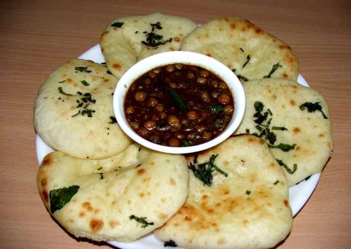 What are the different types of Indian bread rolls (kulcha)?