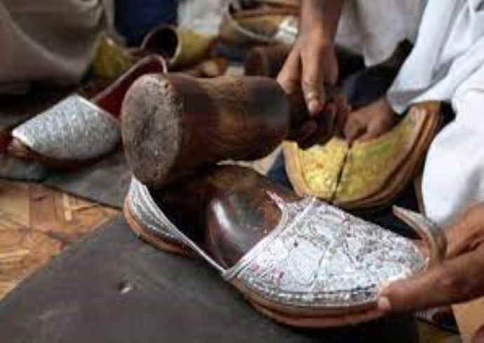 How is Punjabi culture reflected in the design of Punjabi juttis (shoes)
